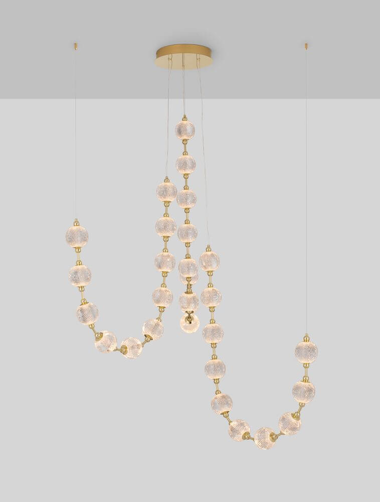 Brillante LED Pendelleuchte 30-flammig Ø 147cm 3200K über dem Tisch in einem modernen Raum