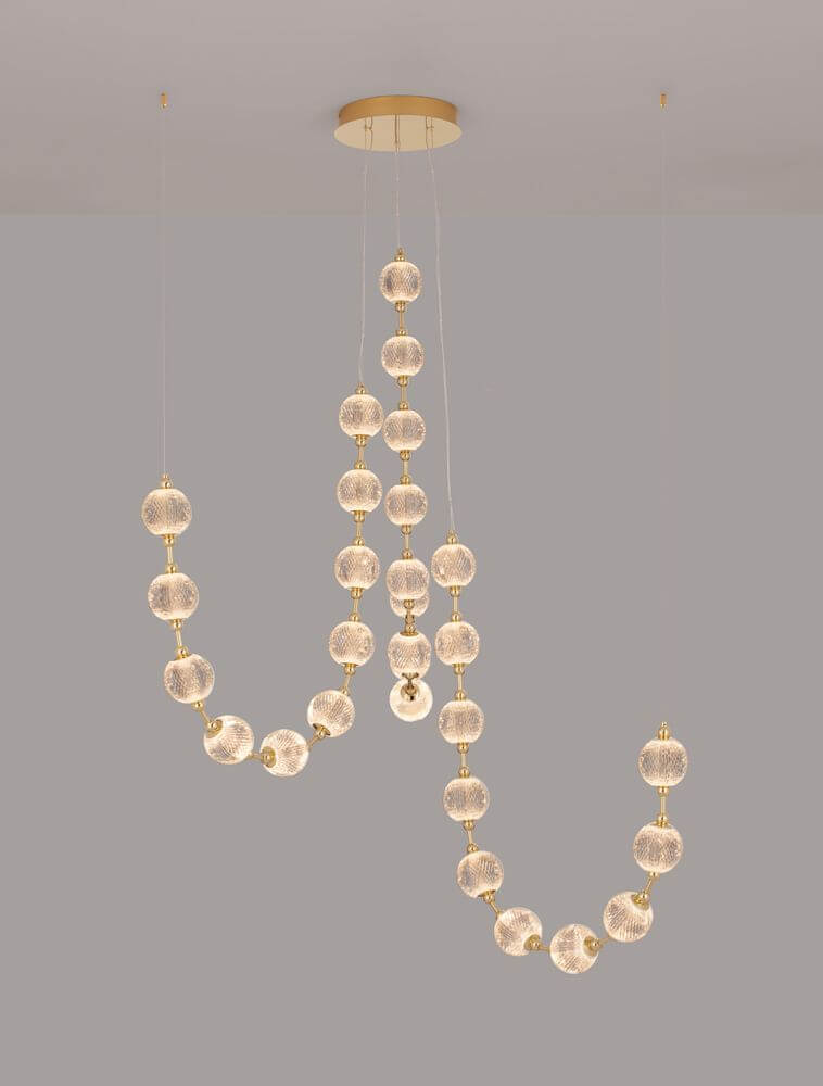 Brillante LED Pendelleuchte 30-flammig Ø 147cm 3200K mit eleganten Glaskugeln und goldener Aufhängung.