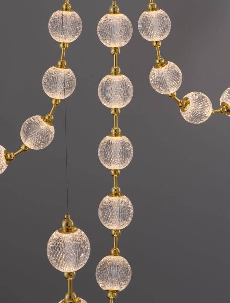 Brillante LED Pendelleuchte 30-flammig Ø 147cm 3200K mit eleganten, funkelnden Glaskugeln in goldenen Halterungen.