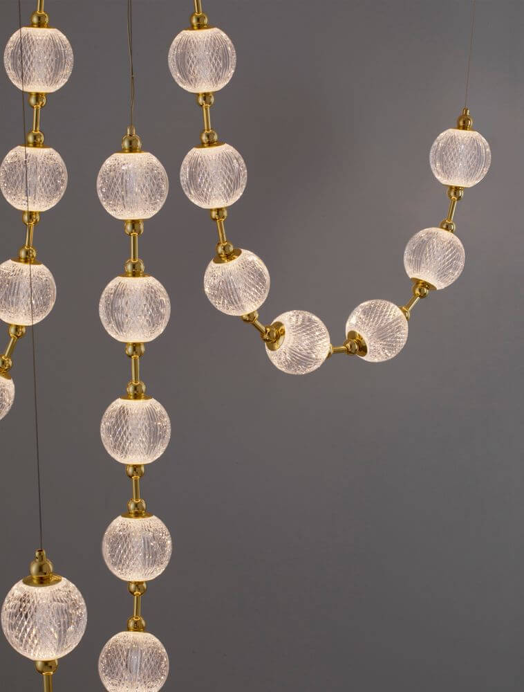 Brillante LED Pendelleuchte 30-flammig Ø 147cm 3200K mit eleganten Glaskugeln und goldfarbenen Akzenten