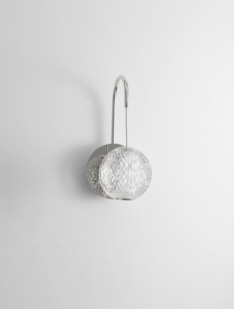 Brillante LED Wandleuchte 3200K in modernem Design mit chromfarbener Halterung und stilvollem, warmweißem Licht.