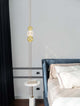 Brille LED Pendelleuchte Ø 14cm 3200K Gold in modernem Schlafzimmer mit eleganter Beleuchtung.