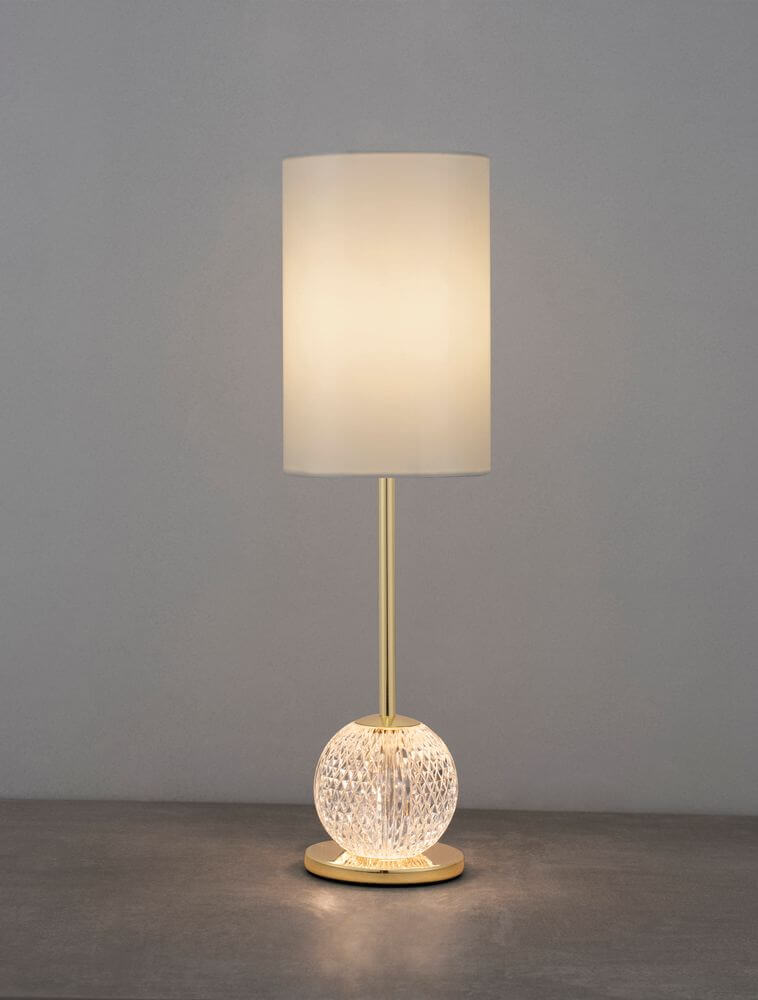 Brille LED Tischleuchte 2-flammig Ø 15,4cm 3200K Gold auf einem Tisch in modernem Design.