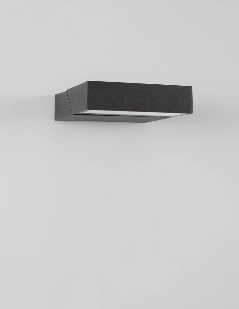 Brin LED Außenwandleuchte 3000K Anthrazit IP65 an Wand montiert, modernes Design und angenehmes Licht.