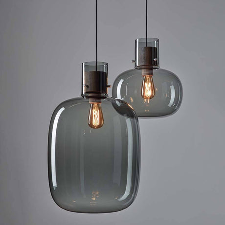 Brokis Hängeleuchte Awa Large - stilvolle, hängende Beleuchtung aus grauem Glas mit Holz- und Metallteilen.