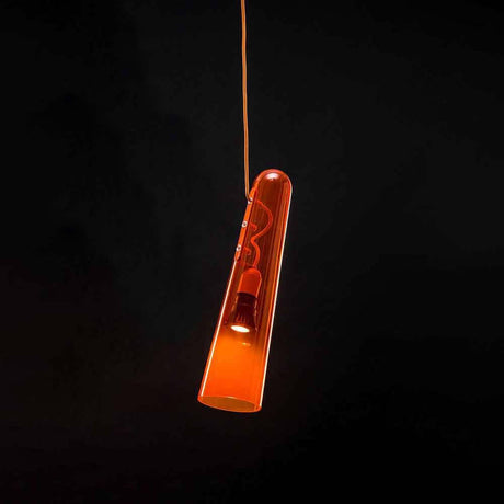 Brokis hengelampe Flutes 0° i oransje utførelse, elegant konisk form for stilfulle interiører.