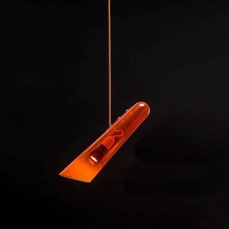 Brokis pendellampe Flutes 30° i oransje med moderne design på svart bakgrunn.