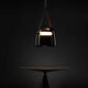 Brokis Hängeleuchte Mona XL in elegantem Design, mit dimmbarer LED-Beleuchtung, schwebend über einem Tisch.