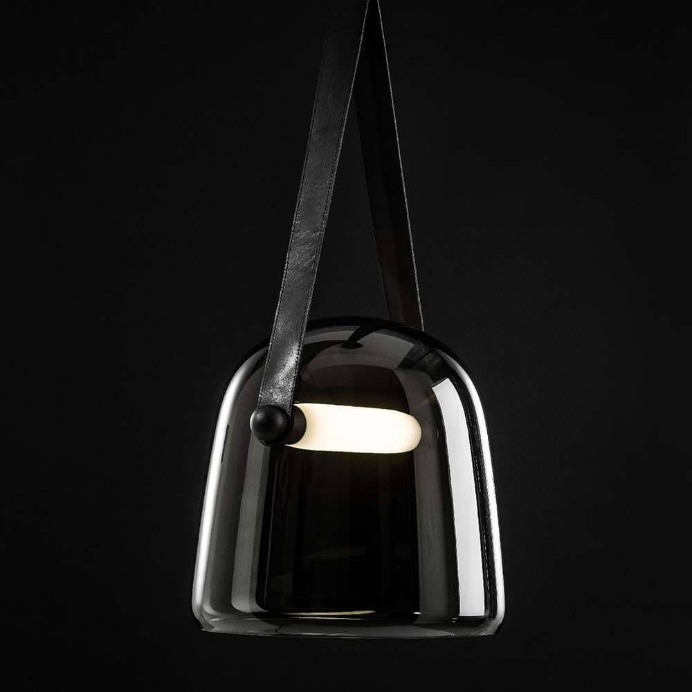 Brokis Hängeleuchte Mona XL mit schwarzem Tragegurt und mundgeblasenem Glas, dimmbarer LED-Lichtquelle.