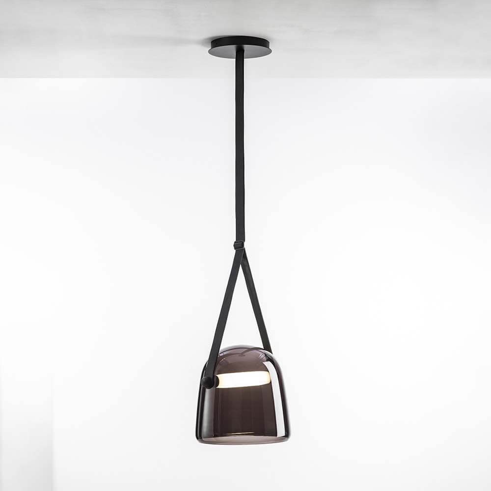 Brokis Hängeleuchte Mona XL aus mundgeblasenem Glas mit dimmbaren LED-Lichtquellen.