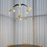 Brokis Hängeleuchte Night Birds mit drei Flügeln in Schwarz und Weiß, perfekt für moderne Essbereiche.