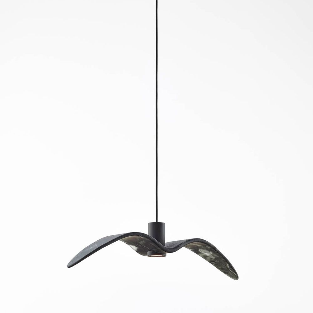 Brokis Hängeleuchte Night Birds mit normalen Flügeln 73cm in Rauchgrau, elegantes Design für modernes Wohnen.