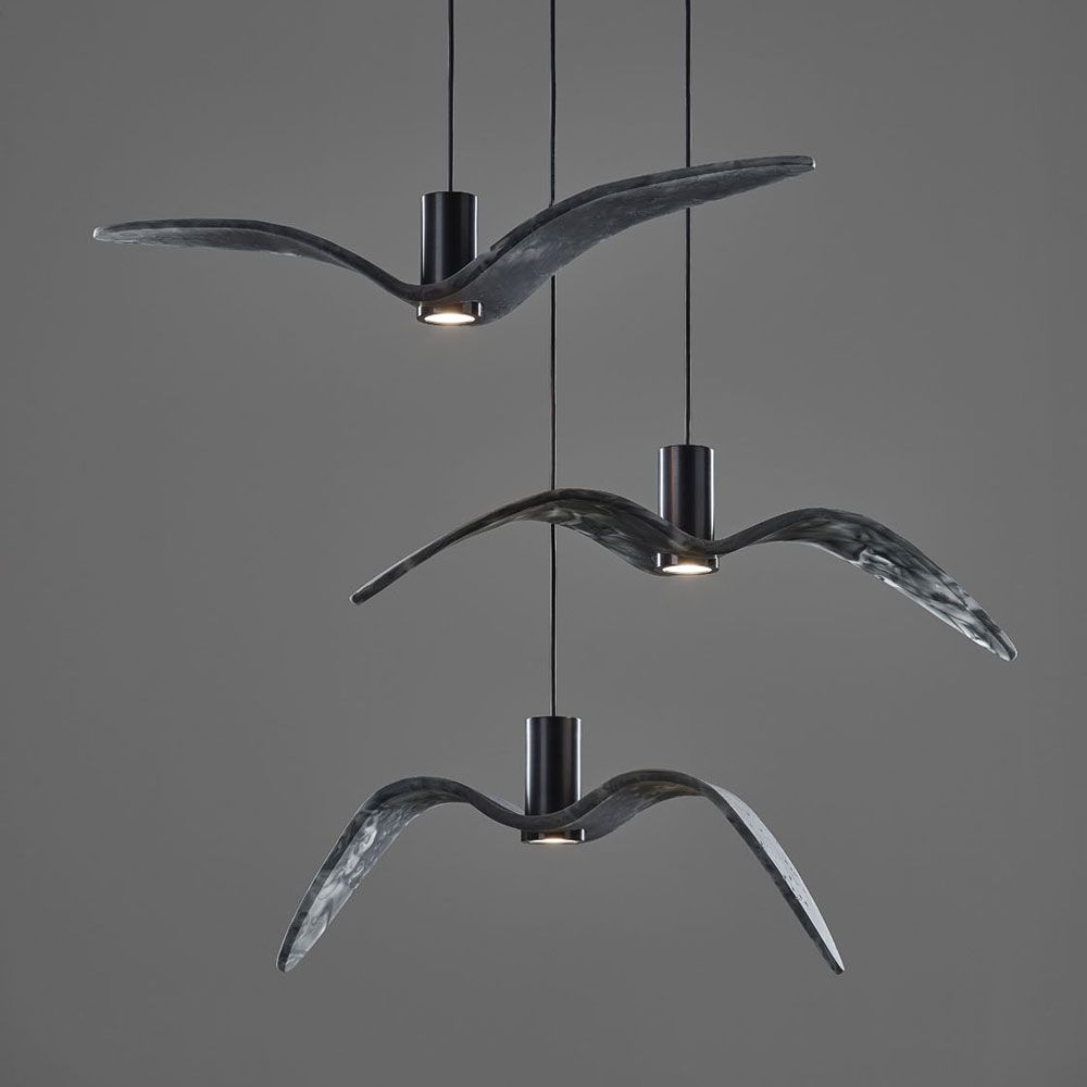 Brokis Hängeleuchte Night Birds mit normalen Flügeln in Rauchgrau, 73cm, modernes Design für stilvolle Innenräume.