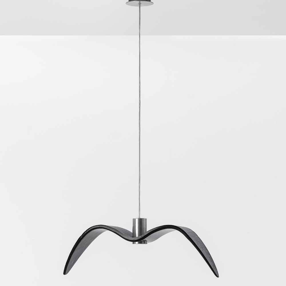 Brokis Hängeleuchte Night Birds senkrechte Flügel 61cm in eleganter schwarzer Farbgebung.