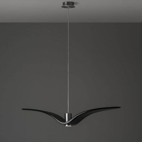 Brokis pendellampe Night Birds horisontale vinger 78 cm i svart foran grå bakgrunn.