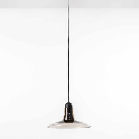 Brokis taklampe Shadows Large i elegant form med munnblåst glass og håndlaget tre.