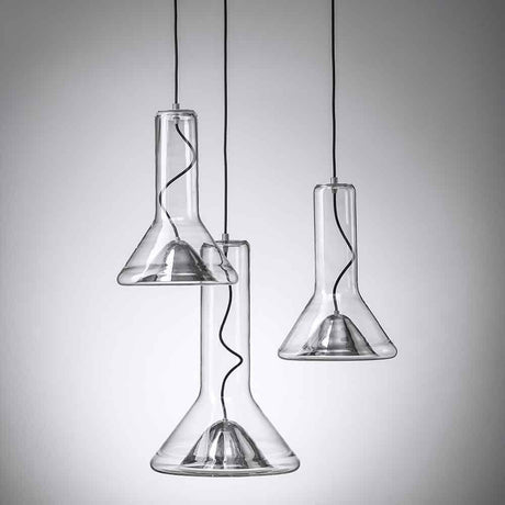 Brokis pendellampe Whistle Medium i klar glassform med unikt design og håndpresset metallskilt.