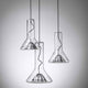 Brokis Hängeleuchte Whistle Medium in klarer Glasform mit einzigartigem Design und handgepresstem Metallschild.