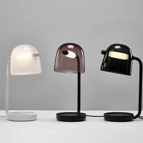 Brokis Tischlampe Mona Small in verschiedenen Farben auf einem Tisch