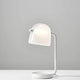 Brokis Tischlampe Mona Small mit modernem Design und dimmbaren LED-Lichtquellen auf einem Tisch.