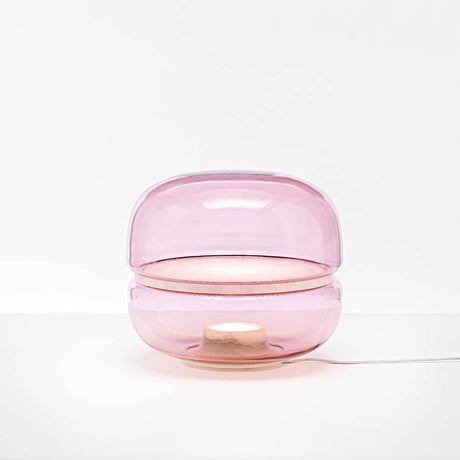 Brokis Tischleuchte Macaron M in pinkem mundgeblasenem Glas, modernes Design und Lichtquelle.