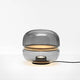 Brokis Tischleuchte Macaron M mit mundgeblasenem Glas und Onyxbasis, zeigt harmonisches Lichtdesign.