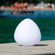 Bruchfeste LED-Akkulampe Stone in ovaler Form, geeignet für Garten und Terrasse.