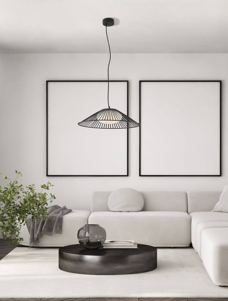 Brume LED Pendelleuchte 3000K Schwarz in modernem Wohnraum mit stilvollen Möbeln.