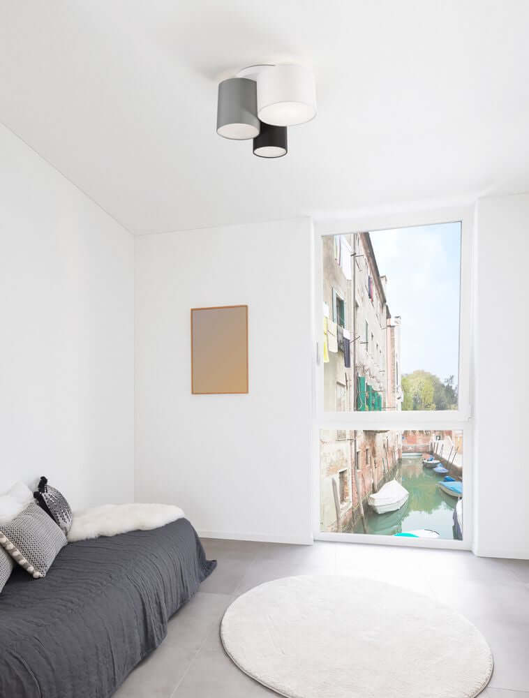 Bryson Deckenleuchte 3-flammig Ø 35cm Schwarz, Weiß, Grau über modernem Schlafzimmer mit großem Fenster und hellem Interieur