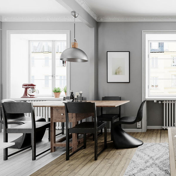 Buckler Pendelleuchte Ø 45cm über einem rustikalen Esstisch in modernem Interieur.
