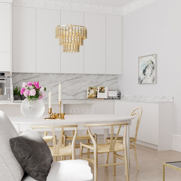 Suspension Chloe Ø 40 cm dans une cuisine moderne avec des meubles élégants et une décoration florale.