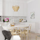 Moderne Esszimmer mit Chloe Pendelleuchte aus Metall und elegantem Tischarrangement.