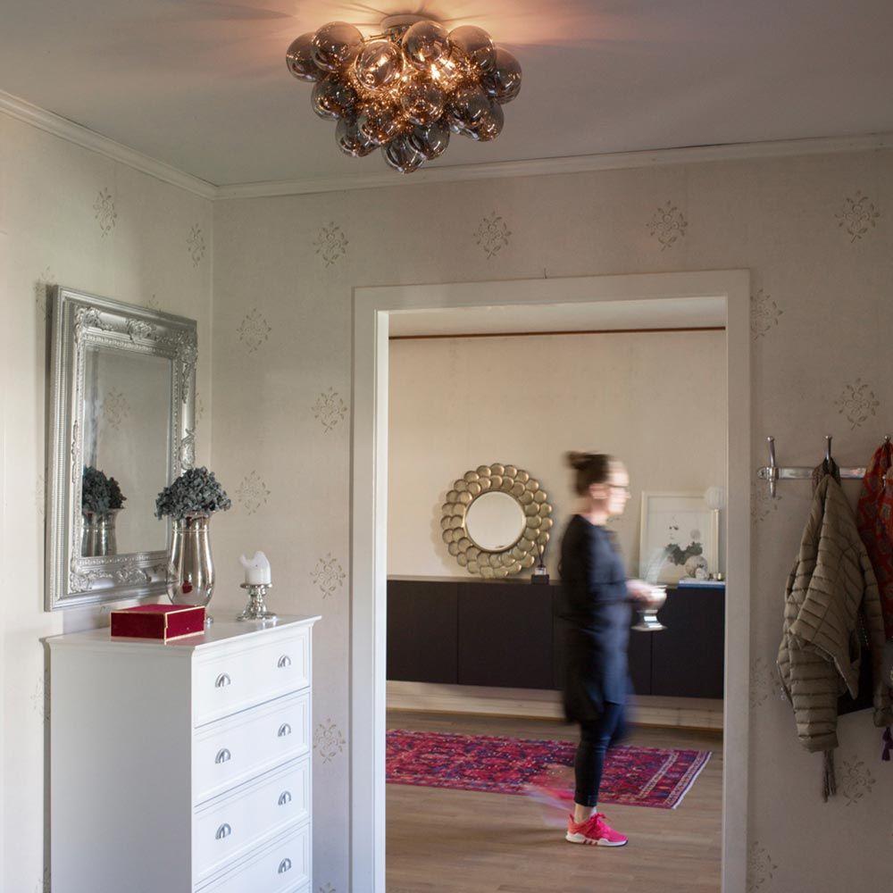 Elegante Deckenlampe mit Glaskugeln im Innenraum, moderner Stil und behagliche Atmosphäre.