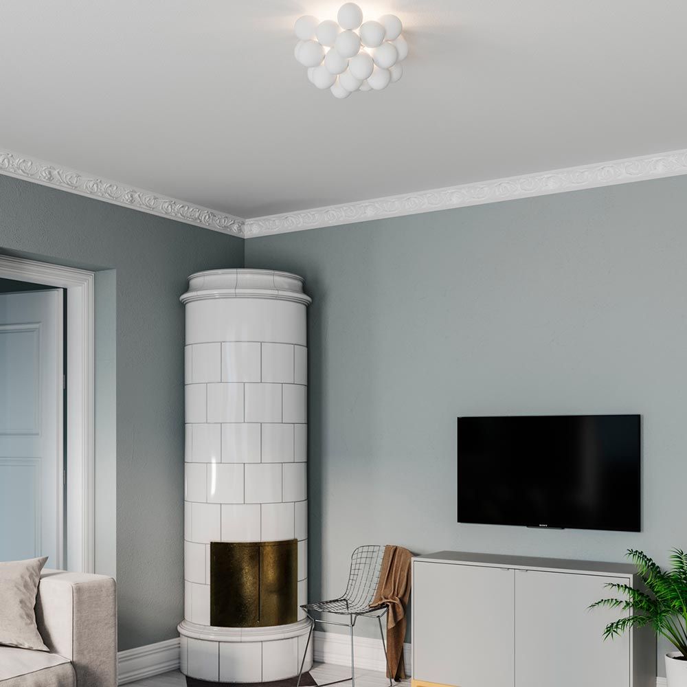 Elegante Deckenlampe Gross Ø 50cm mit 24 Glasperlen, stilvoll im Wohnzimmer über einem Kamin.