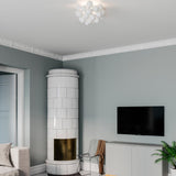 Elegante Deckenlampe Gross Ø 50cm mit 24 Glasperlen, stilvoll im Wohnzimmer über einem Kamin.