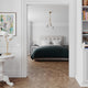 Taklampe 3Some 3-lys antikk gull i moderne soveromsdesign med tregulv.