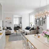 Moderne Einrichtung mit Wandleuchte Splendor, stilvolles Wohnzimmer mit eleganten Möbeln und Dekoration.