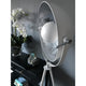 Trefot gulvlampe Captain Mini med moderne design og dekorativt lysbilde, perfekt for ethvert hjem.