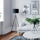 Trepot gulvlampe Rina 145 cm i moderne stue med grå sofa og plante i bakgrunnen.