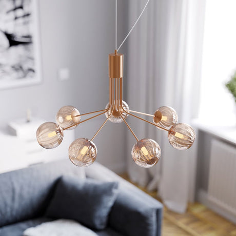 Lampada a sospensione Galax a 7 luci con sette paralumi in vetro e struttura in oro opaco dal design moderno.