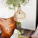 Granada Pendelleuchte aus Rattan im modernen Wohnzimmer, mit rustikalem Rattan und schwarzem Metallrahmen.