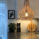 Granada Pendelleuchte aus Rattan in modernem Küchenambiente mit sanftem Licht und rustikalem Design.