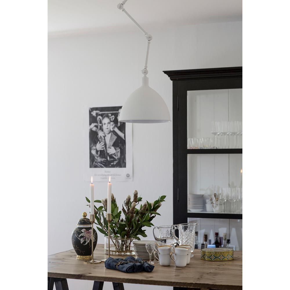 Pendellampe Bazar Ø 30 cm justerbar over et bord dekorert med lys og servise.