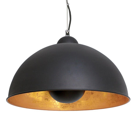 Lampe suspendue Captain noire, couleur dorée, avec une forme ronde et flottante et une lumière chaude.