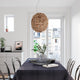 Hängelampe Cono aus Eukalyptusbaumholz, handgefertigt, natürliche Farben, einzigartiges Design im modernen Esszimmer.