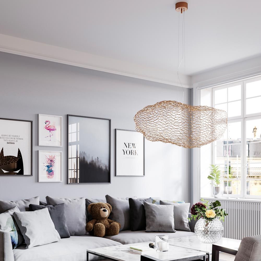 LED-hengelampe Hayden L 76 cm gullfarget i moderne stue over sofa