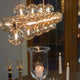 Pendellampe Splendor Bar 124 cm med glaskuler over et bord i spisestuen.