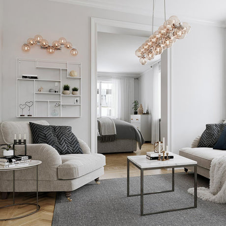 Suspension Splendor Bar 124 cm dans un espace de vie moderne avec des meubles élégants et une palette de couleurs neutres.