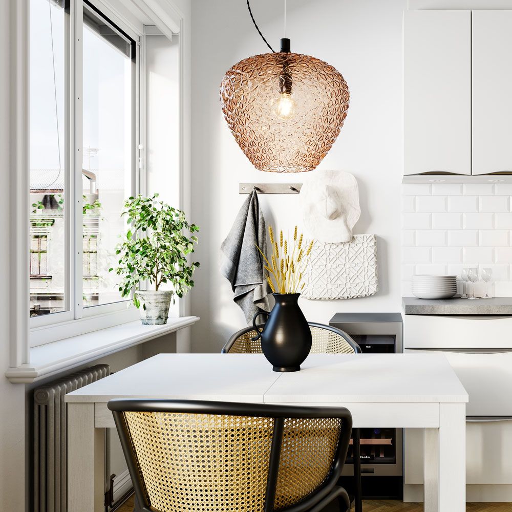 Taklampe strukturglass Mabeo Ø 29 cm Amber over et hvitt bord i et moderne kjøkken.