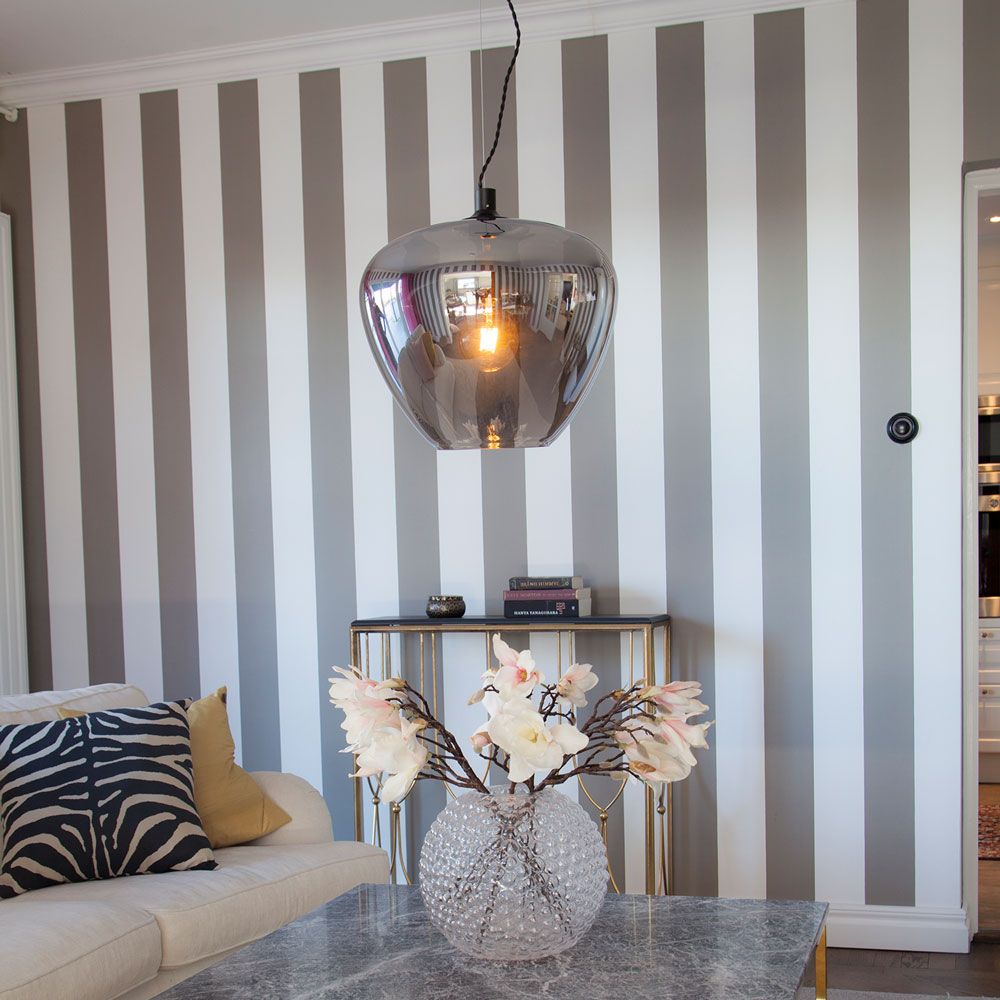 Pendellampe Bellissimo Grande Ø 40 cm røyk i moderne oppholdsrom med elegant dekorasjon.